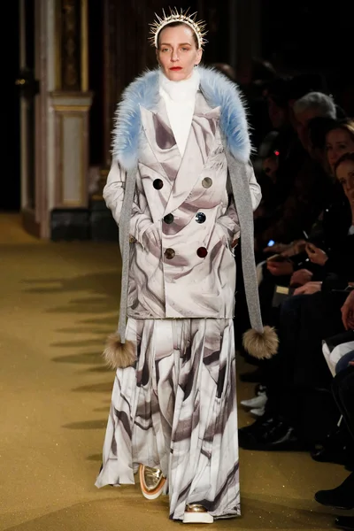 Look 32
